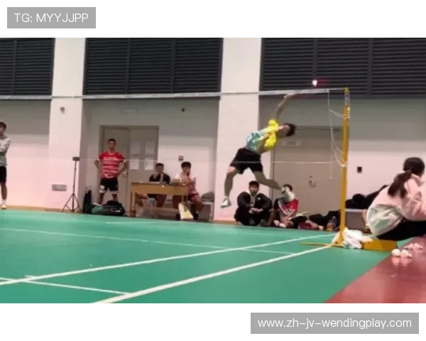 羽毛球击球过腰